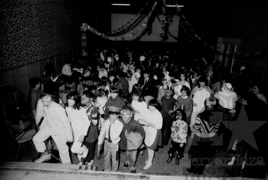 THM-BJ-09068 - Gyerekek farsangi bálja a mórágyi általános iskolában az 1980-as években