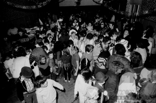 THM-BJ-09069 - Gyerekek farsangi bálja a mórágyi általános iskolában az 1980-as években