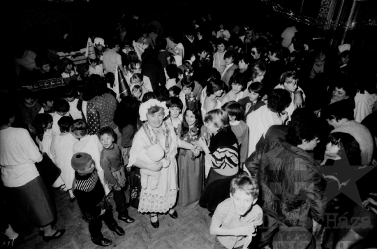 THM-BJ-09070 - Gyerekek farsangi bálja a mórágyi általános iskolában az 1980-as években