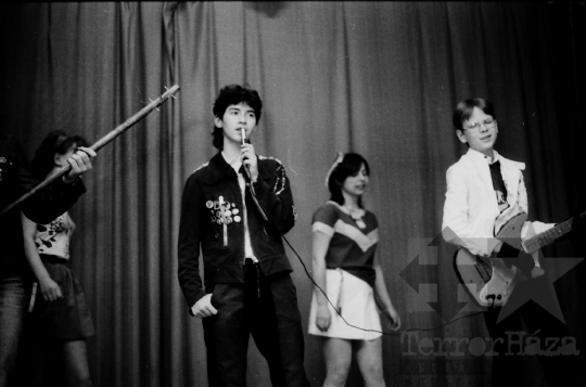 THM-BJ-09072 - Gyerekek farsangi bálja a mórágyi általános iskolában az 1980-as években