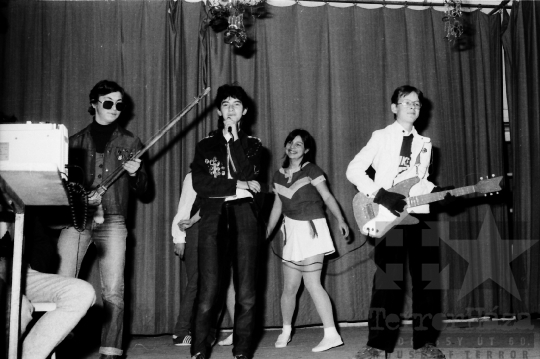 THM-BJ-09073 - Gyerekek farsangi bálja a mórágyi általános iskolában az 1980-as években