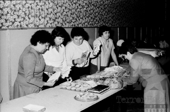 THM-BJ-09077 - Gyerekek farsangi bálja a mórágyi általános iskolában az 1980-as években