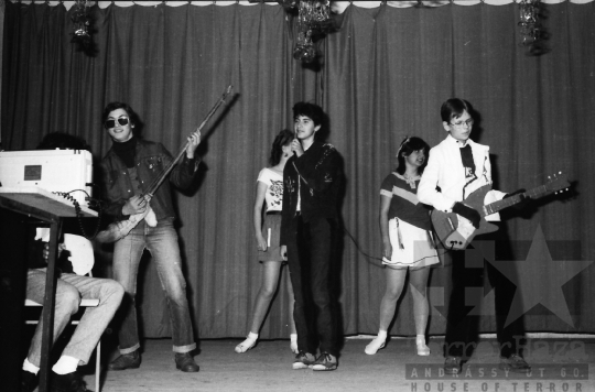 THM-BJ-09083 - Gyerekek farsangi bálja a mórágyi általános iskolában az 1980-as években