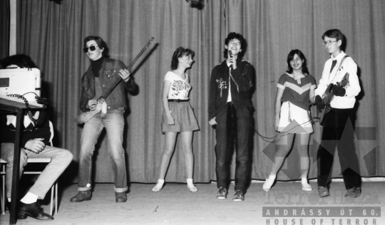 THM-BJ-09094 - Gyerekek farsangi bálja a mórágyi általános iskolában az 1980-as években