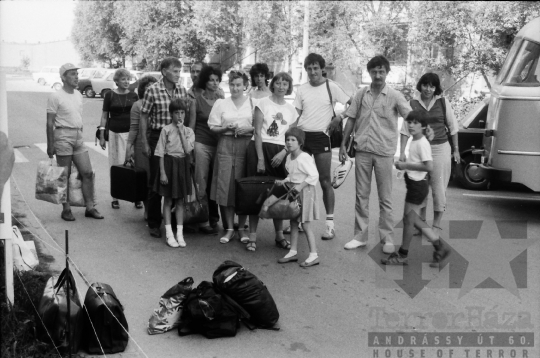 THM-BJ-09122 - Turistacsoport Szekszárdon az 1980-as években