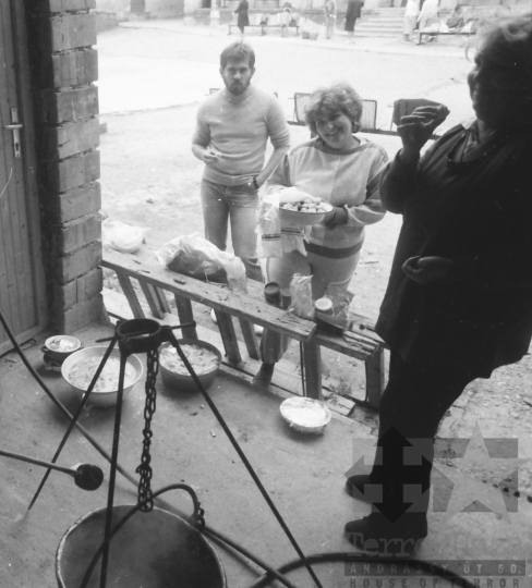 THM-BJ-09134 - Nyugdíjasok ünnepelnek a mórágyi művelődési házban az 1980-as években