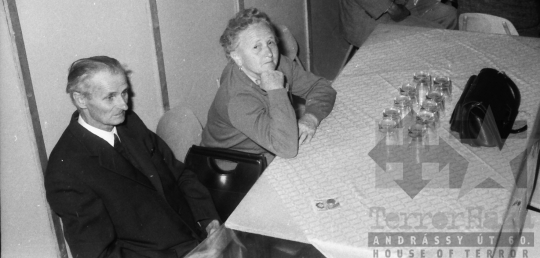 THM-BJ-09135 - Nyugdíjasok ünnepelnek a mórágyi művelődési házban az 1980-as években