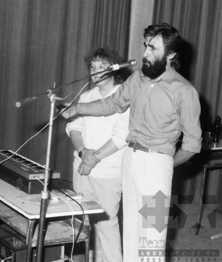 THM-BJ-09139 - Nyugdíjasok ünnepelnek a mórágyi művelődési házban az 1980-as években