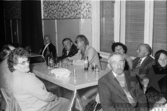 THM-BJ-09142 - Nyugdíjasok ünnepelnek a mórágyi művelődési házban az 1980-as években