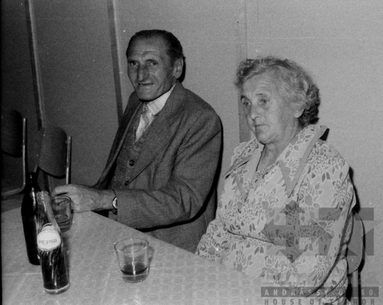 THM-BJ-09145 - Nyugdíjasok ünnepelnek a mórágyi művelődési házban az 1980-as években