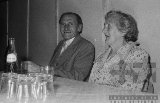 THM-BJ-09146 - Nyugdíjasok ünnepelnek a mórágyi művelődési házban az 1980-as években