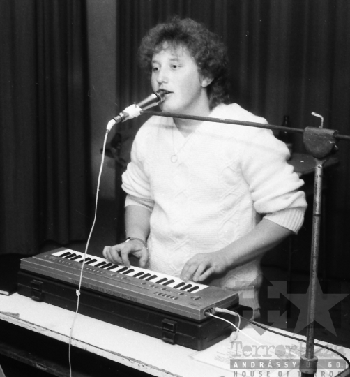 THM-BJ-09162 - Nyugdíjasok ünnepelnek a mórágyi művelődési házban az 1980-as években