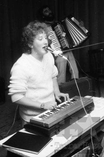 THM-BJ-09163 - Nyugdíjasok ünnepelnek a mórágyi művelődési házban az 1980-as években