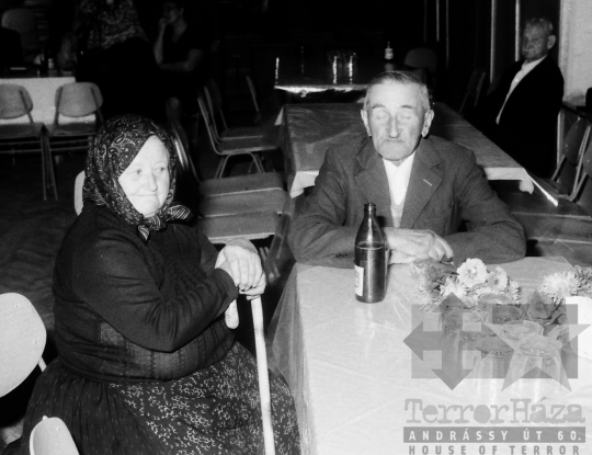 THM-BJ-09167 - Nyugdíjasok ünnepelnek a mórágyi művelődési házban az 1980-as években