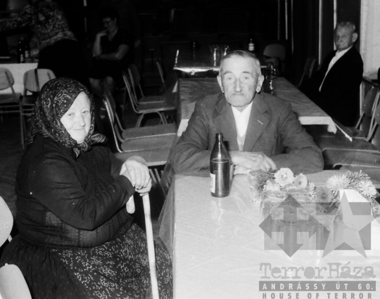 THM-BJ-09167a - Nyugdíjasok ünnepelnek a mórágyi művelődési házban az 1980-as években