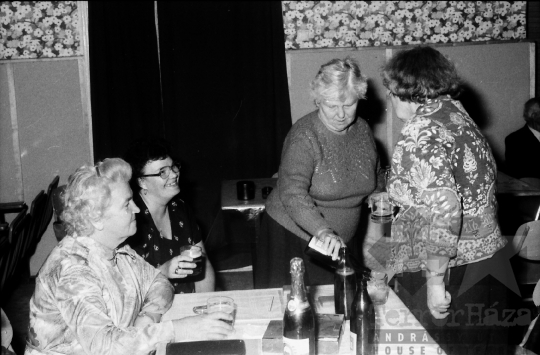 THM-BJ-09169 - Nyugdíjasok ünnepelnek a mórágyi művelődési házban az 1980-as években