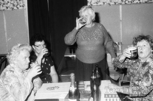THM-BJ-09170 - Nyugdíjasok ünnepelnek a mórágyi művelődési házban az 1980-as években
