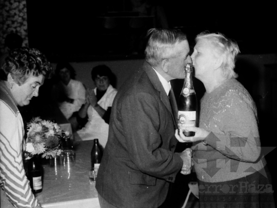 THM-BJ-09173 - Nyugdíjasok ünnepelnek a mórágyi művelődési házban az 1980-as években