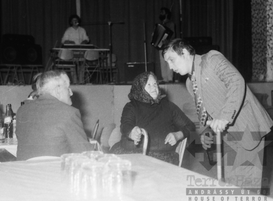 THM-BJ-09177 - Nyugdíjasok ünnepelnek a mórágyi művelődési házban az 1980-as években