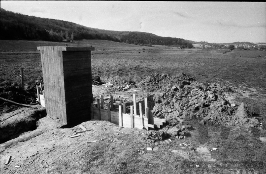 THM-BJ-09358 - Alsónánai horgásztó zsilipjének építése az 1980-as években