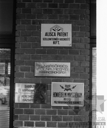 THM-BJ-09386 - Táblák a szekszárdi pártbizottság és munkásőrség bejáratán az 1980-as években 