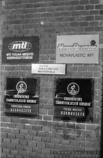 THM-BJ-09387 - Táblák a szekszárdi pártbizottság és munkásőrség bejáratán az 1980-as években 