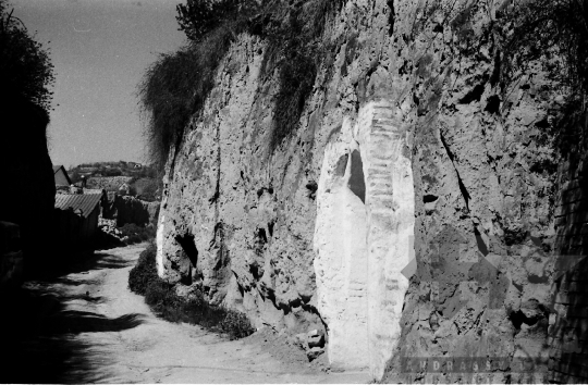 THM-BJ-09469 - Barlanglakás Szekszárdon az 1980-as években