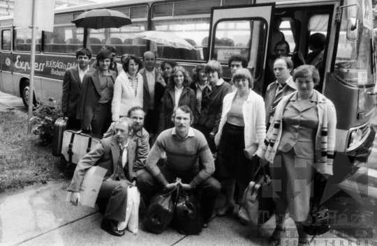 THM-BJ-09543 - Tolna megyei küldöttek csoportképe a KISZ-kongresszus előtt Szekszárdon az 1980-as években 