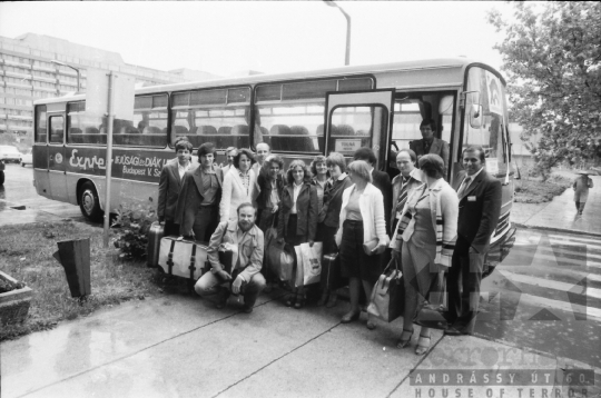 THM-BJ-09544 - Tolna megyei küldöttek csoportképe a KISZ-kongresszus előtt Szekszárdon az 1980-as években 