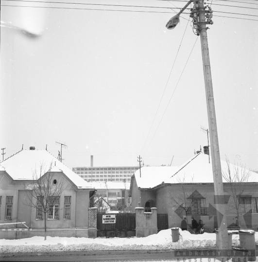 THM-BJ-09686 - Téli utcakép Szekszárdon az 1970-es években