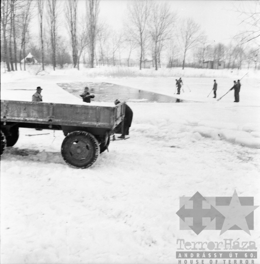 THM-BJ-09721 - Téli jégvágók a Csörge-tónál az 1960-as években