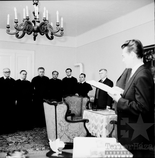 THM-BJ-09754 - Katolikus egyházi méltóságok látogatása Szabópál Antal, megyei tanácselnöknél az 1960-as években