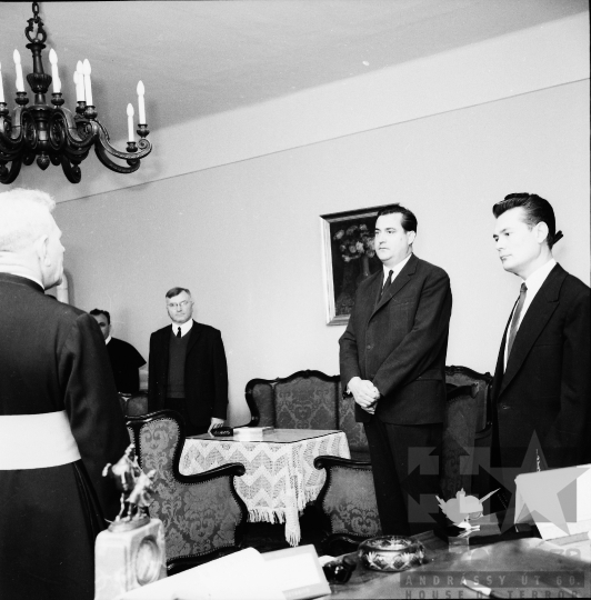 THM-BJ-09755 - Katolikus egyházi méltóságok látogatása Szabópál Antal, megyei tanácselnöknél az 1960-as években