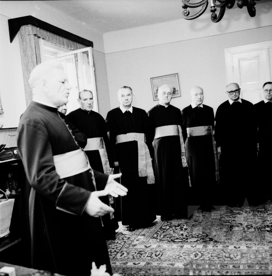 THM-BJ-09756 - Katolikus egyházi méltóságok látogatása Szabópál Antal, megyei tanácselnöknél az 1960-as években