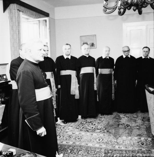 THM-BJ-09756a - Katolikus egyházi méltóságok látogatása Szabópál Antal, megyei tanácselnöknél az 1960-as években