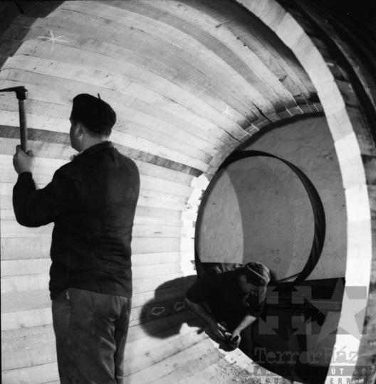THM-BJ-09787a - Hordókészítés a Bátaszéki Kádár-és Faipari Szövetkezetben az 1960-as években 