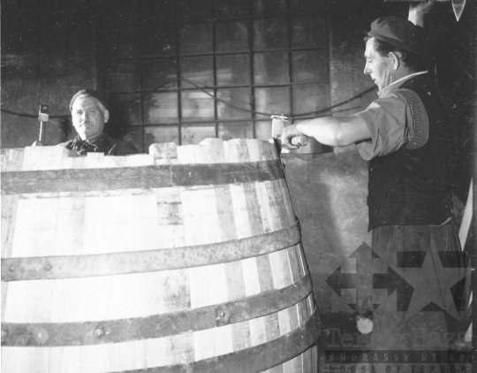 THM-BJ-09788 - Hordókészítés a Bátaszéki Kádár-és Faipari Szövetkezetben az 1960-as években 