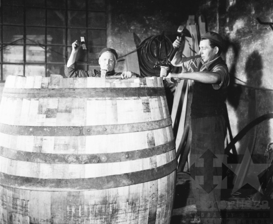 THM-BJ-09789 - Hordókészítés a Bátaszéki Kádár-és Faipari Szövetkezetben az 1960-as években 