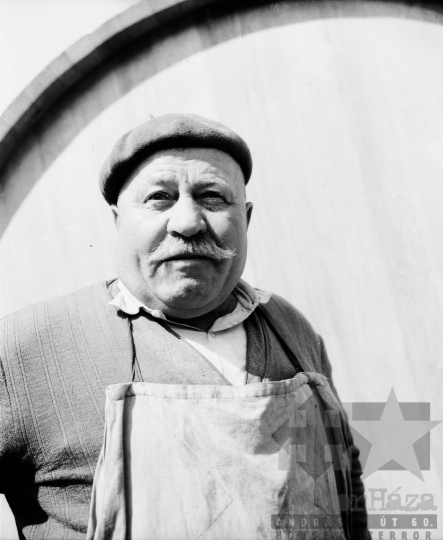 THM-BJ-09790 - Hordókészítés a Bátaszéki Kádár-és Faipari Szövetkezetben az 1960-as években 