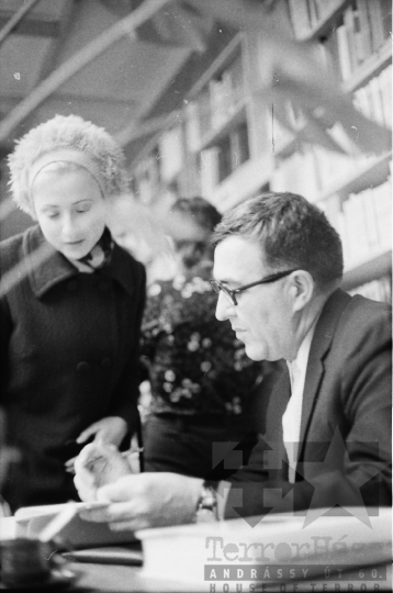 THM-BJ-09791 - Kallós Zoltán dedikál Szekszárdon az 1960-as években