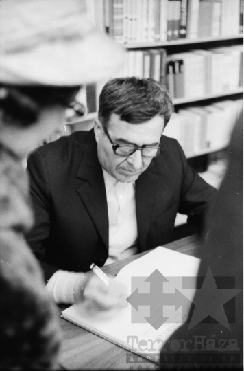 THM-BJ-09792 - Kallós Zoltán dedikál Szekszárdon az 1960-as években