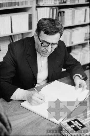 THM-BJ-09792a - Kallós Zoltán dedikál Szekszárdon az 1960-as években