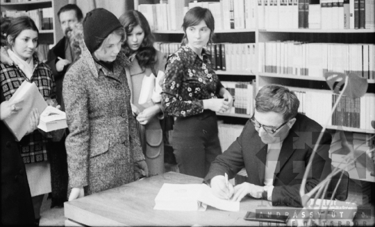 THM-BJ-09793 - Kallós Zoltán dedikál Szekszárdon az 1960-as években