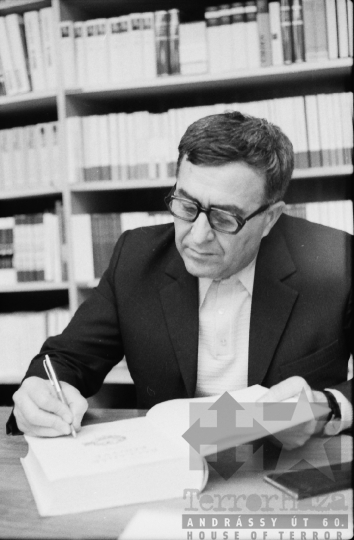 THM-BJ-09794 - Kallós Zoltán dedikál Szekszárdon az 1960-as években