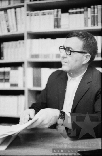 THM-BJ-09795 - Kallós Zoltán dedikál Szekszárdon az 1960-as években