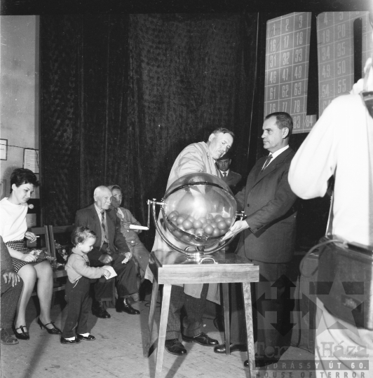 THM-BJ-09811 - Lottóhúzás Szekszárdon az 1960-as években