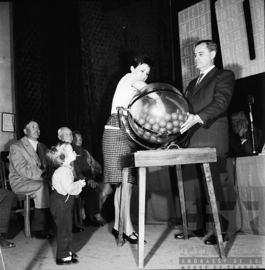 THM-BJ-09812 - Lottóhúzás Szekszárdon az 1960-as években