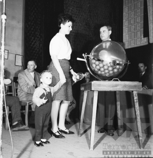 THM-BJ-09813 - Lottóhúzás Szekszárdon az 1960-as években