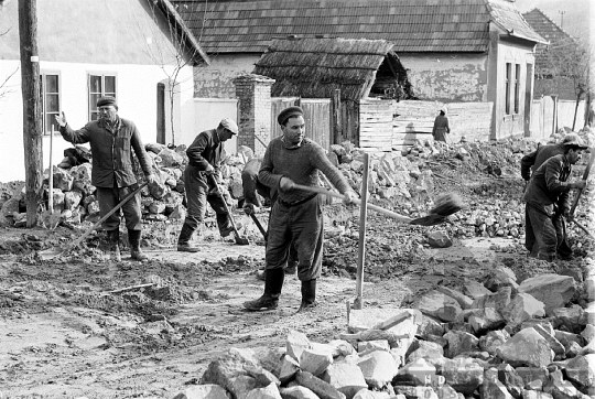 THM-BJ-09866 - Útépítés Szekszárdon az 1960-as években