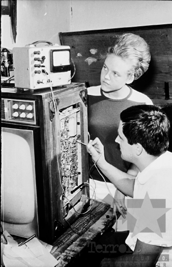 THM-BJ-09932 - Televíziójavítás Bátán az 1960-as években